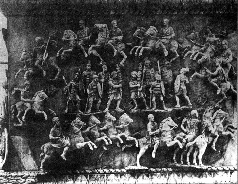 В течение веков главную роль в римской армии играла пехота, а конница только поддерживала ее действия. В период упадка Римской Империи значение конницы стало увеличиваться, пока всадник не стал центральной фигурой римской армии.