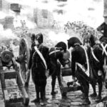 Артиллерия генерала Бонапарта ведет огонь в ходе подавления восстания в Париже против республиканского правительства 5 октября 1795 г