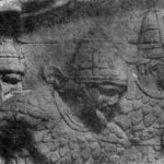 Сегментные шлемы сарацинов на колонне Траяна. Подобные шлемы распространились на Дунае, а затем стали популярными среди римлян и германцев.