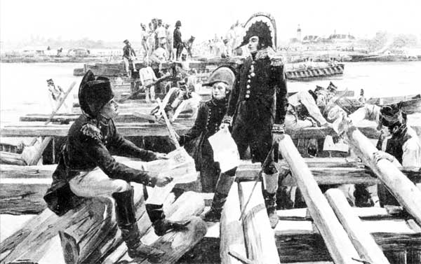 Солдаты-понтонеры собирают понтонный мост