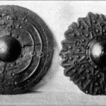 Два небольших деревянных щита-баклера, XIII век.