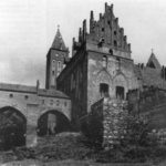 Замок и укрепленный мост к нечистотной башне