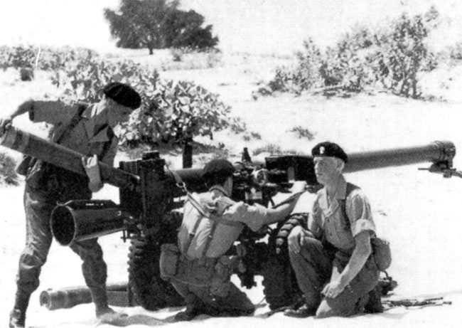 Солдаты противотанковой роты 1-го батальона у безоткатного противотанкового орудия «Мобат»