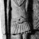 Надгробье Марка Аврелия Непота, центуриона XX легиона, Честер, Англия. Он опирается на жезл из виноградной лозы и изображен в тунике с длинным рукавом и в плаще. Поясной ремень с массивной кольцевидной пряжкой.