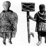 Надгробья римских солдат из Legio II Pathica. Слева: Аврелий Муциан, ланциарий. Длинная туника, кольцевидная пряжка, сагум. Справа: Фельсоний Вер, аквилифер.Изображение орла в клетке уникально.