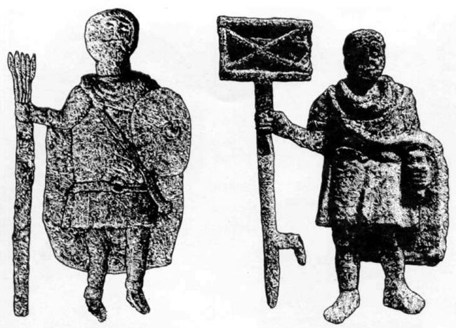 Надгробья римских солдат из Legio II Pathica. Слева: Аврелий Муциан, ланциарий. Длинная туника, кольцевидная пряжка, сагум. Справа: Фельсоний Вер, аквилифер.Изображение орла в клетке уникально.