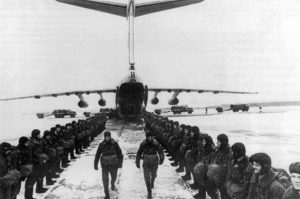 Рота десантников перед зимним прыжком с Ил-76.