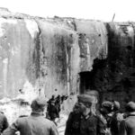 Немцы осматривают захваченный форт на линии Мажино.