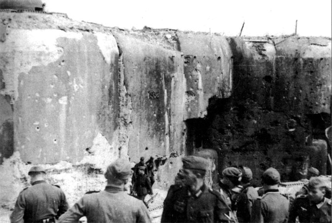 Немцы осматривают захваченный форт на линии Мажино.