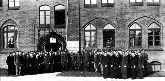 Рекруты прибыли в казармы 30-го пехотного полка, 1934 г.