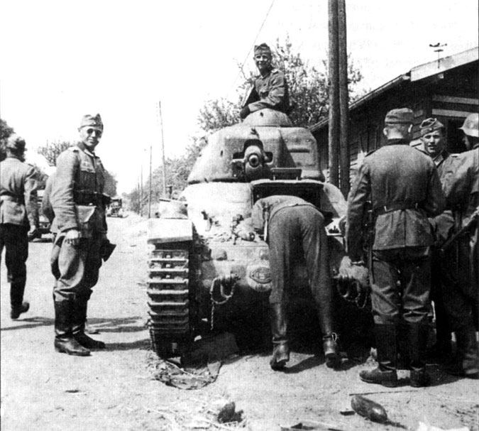 Пехотинцы и разведчики осматривают французский танк Рено R.35