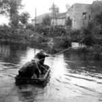 Солдаты вермахта переправляются через реку на утлой лодочке, Польша, 1939 г.