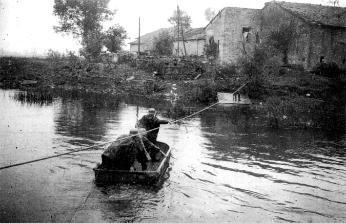Солдаты вермахта переправляются через реку на утлой лодочке, Польша, 1939 г.