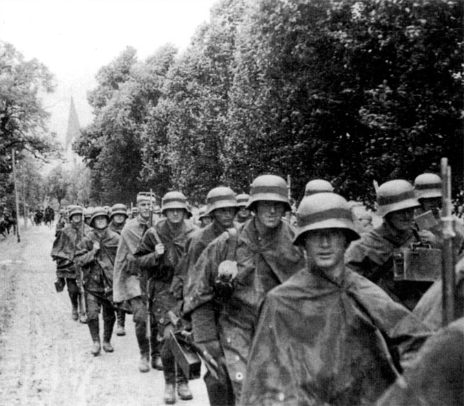 Взвод в боевом порядке на марше, дождь, 1939 г.