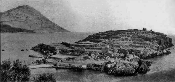 Укрепленный остров Скопа в бухте Котронас