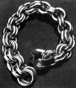 Пиктская серебряная шейная цепь длиной около 50 см и массой около 2 кг.
