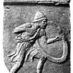 Надгробная стела Лисаса из Тегеи, служившего в пелопонесском гарнизоне города Декелея в 413 г. до н.э. Он одет в эксомиду со спущенным правым рукавом. На голове – шлем-пилос лакедемонского типа.