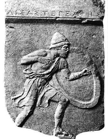 Надгробная стела Лисаса из Тегеи, служившего в пелопонесском гарнизоне города Декелея в 413 г. до н.э. Он одет в эксомиду со спущенным правым рукавом. На голове – шлем-пилос лакедемонского типа.
