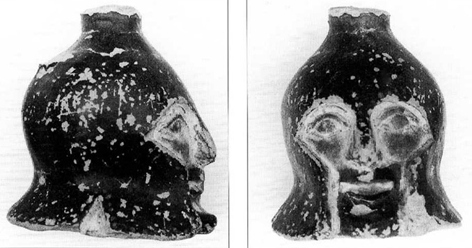 Небольшой чернолаковый лаконский сосуд, выполненный в форме головы воина в коринфском шлеме. Датируется он приблизительно 600-575 гг. до н.э. и предназначался, очевидно, для хранения благовоний. На лице хорошо видны заостренные усы.