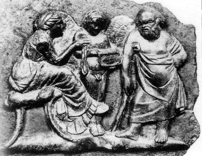 Бронзовая пластинка из Помпей с изображением Сократа. Философ одет в трибому и опирается на баконский бактерион.