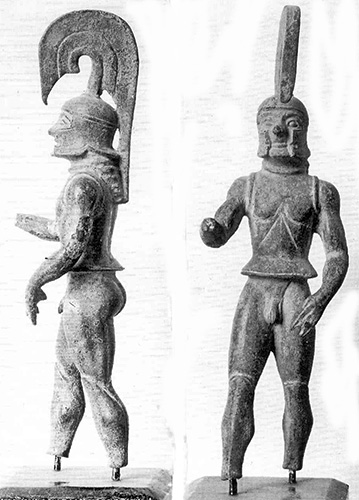 Лаконская бронзовая статуэтка воина из Олимпии. Щитки на шлеме, закрывающие щеки, имеют необычную форму.