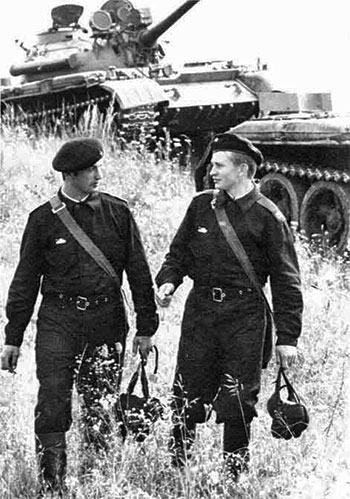 Младший сержант и рядовой – члены экипажа танка