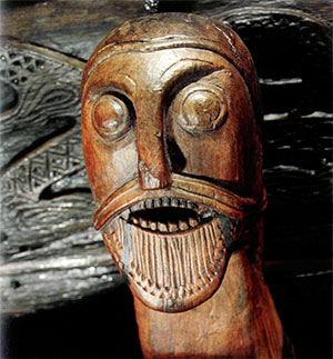 Голова викинга, вырезанная на осебергском корабле IX в. Как и на всех сохранившихся изображениях, викинг с усами и бородой.