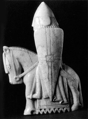 Шахматная фигура, изображающая рыцаря на коне в коническом шлеме, снабженном пластинами для защиты носа, ушей и шеи. Внешний вид этого воина теперь практически неотличим от вида европейского рыцаря.