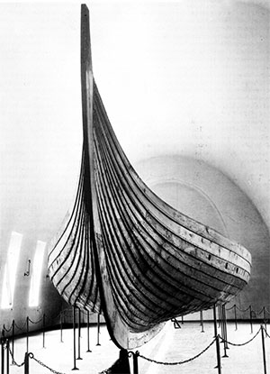 Восстановленный гокстадский корабль, в музее викингов в Осло.