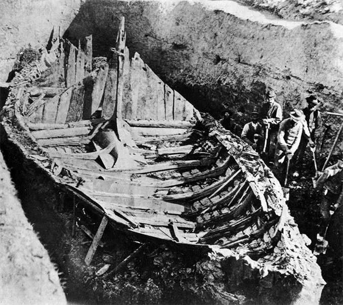 Корабль IX в., найденный в Гокстаде, Вестфольд, Норвегия. Был раскопан в 1880 г. в кургане размером 162 фута в ширину и 16 футов в высоту. Сохранился за счет голубой глины.