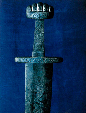 Рукоять одного из 40 норвежских и франкских мечей IX века, найденных на кладбище викингов в середине XIX века в Килмэйнхеме, Айландбридже, в окрестностях Дублина. Перекрестие и яблоко покрыты серебром. Также были найдены копья и умбоны.