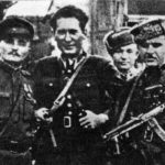 Офицер Армии Людовой (второй слева) в компании советских солдат. Офицер носит довоенную польскую гимнастерку с петлицами.