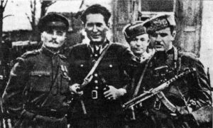 Офицер Армии Людовой (второй слева) в компании советских солдат. Офицер носит довоенную польскую гимнастерку с петлицами.