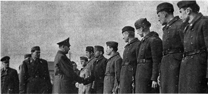 Хорватский “поглавник” Павелич поздравляет солдат из полевого батальона ополчения усташей.