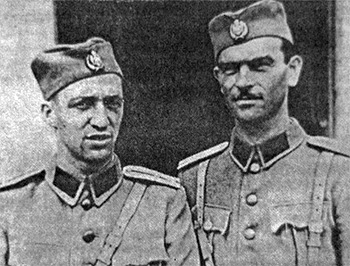 Лейтенанты Милош Войнович, командир 4-го полка сербского добровольческого корпуса (слева), и Владимир-Влада Ленач. Оба носят униформу королевской югославской армии.