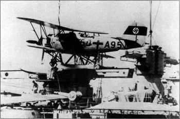 Биплан Хейнкель Не-60С не отличался высокими скоростными качествами, был неустойчив как на воде, так и в воздухе, но под водой самолет устойчиво шел ко дну, что, однако, к достоинствам аэроплана отнести сложно. Аэроплан не прощал ошибок, поэтому летчики его не любили. На снимке – Не-60С (60+А95) из Bordfliegergruppe-196, подразделение накануне Второй мировой войны было приписано к «Адмиралу Шееру». Самолет полностью покрашен в светло-серый цвет RLM-63, поплавки – серебристые RLM-01.