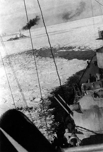 «Гнейзенау» (вдали) и эсминец за кормой «Шарнхорста», февраль 1940 г.