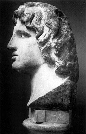 Голова Александра, представленного в возрасте около двадцати лет. Перед походом царь приказал воинам сбрить волосы на лице. происходит из Александрии, ныне в Британском музее.