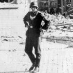 Армейский жандарм прохаживается по разрушенным улицам Брюсселя в мае 1944 г.