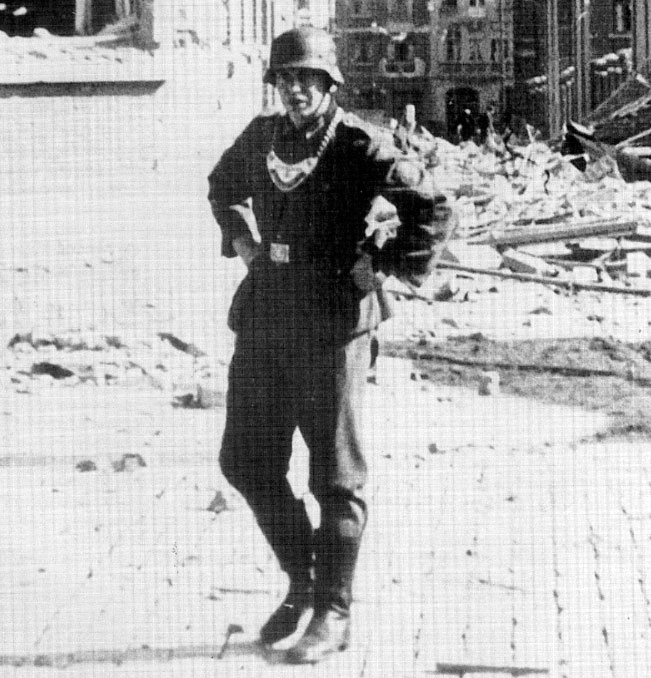 Армейский жандарм прохаживается по разрушенным улицам Брюсселя в мае 1944 г.