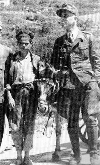 Капитан Ганс Хаузер в качестве командира 498-й группы фельджандармерии во время инспекционной поездки на Сицилию в 1942 г.
