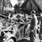 Восточный фронт, 1944 г. Капитан Барц и члены группы фельджандармерии парашютно-танкового корпуса «Герман Геринг». Интересно, что водитель «Кюбельвагена» и обер-фельдфебель (крайний справа) носят нарукавные ленты армейской полевой жандармерии.