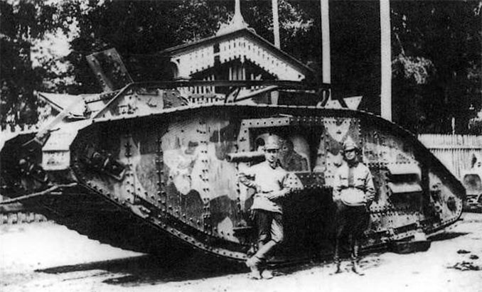 Командиры бронечастей РККА у британского танка Мк-5, 1920 г