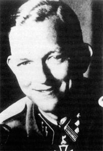 Гауптштурмфюрер СС Гейнц Юргенс, командир 4-го танкового полицейского разведывательного батальона, был награжден Рыцарским крестом 8 мая 1945 г. К этому времени все служащие Полицейской дивизии СС носили униформу и знаки различия войск СС.
