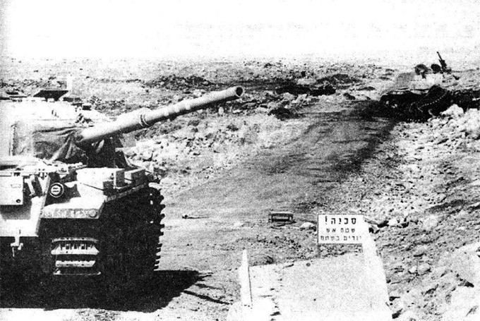 Во время контратаки один из танков “Centurion” подполковника Бен-Ханана движется мимо сирийского Т-55.