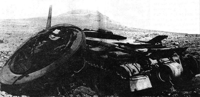 T-55, получивший прямое попадание под основание башни