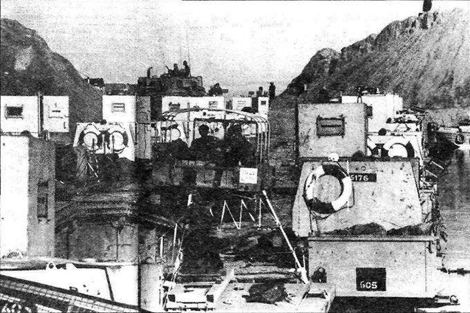 Большое количество техники переправляется через канал, 17 октября 1973 года. Активные действия израильской авиации позволили израильтянам перебросить на западный берег канала большое количество войск, вместо того, чтобы держать их на восточном берегу для защиты переправы.