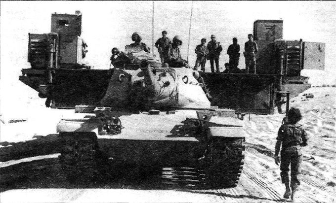 Танк «Mag’ach» из 460-й танковой бригады буксирует паром «Gilowa» к каналу.