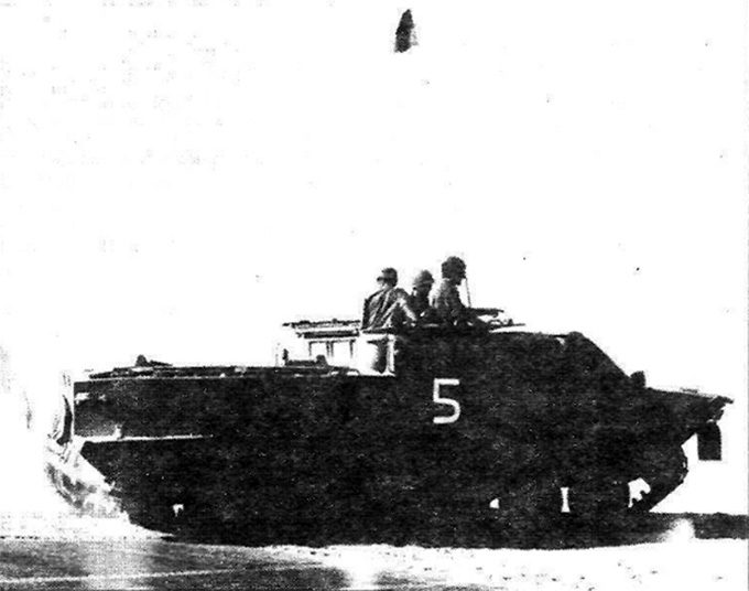 Командирский разведывательный бронетранспортер ОТ-62 готовится к переправе через канал. Египтяне знали, что в составе АОИ есть много машин этого типа, захваченных в ходе войны 1967 года, но часто не стреляли по таким бронетранспортерам.