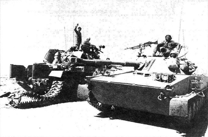 Спокойная минута на дороге. ПТ-76 из группы «Сопеп» проезжает мимо ремонтируемого танка «Mag’ach».